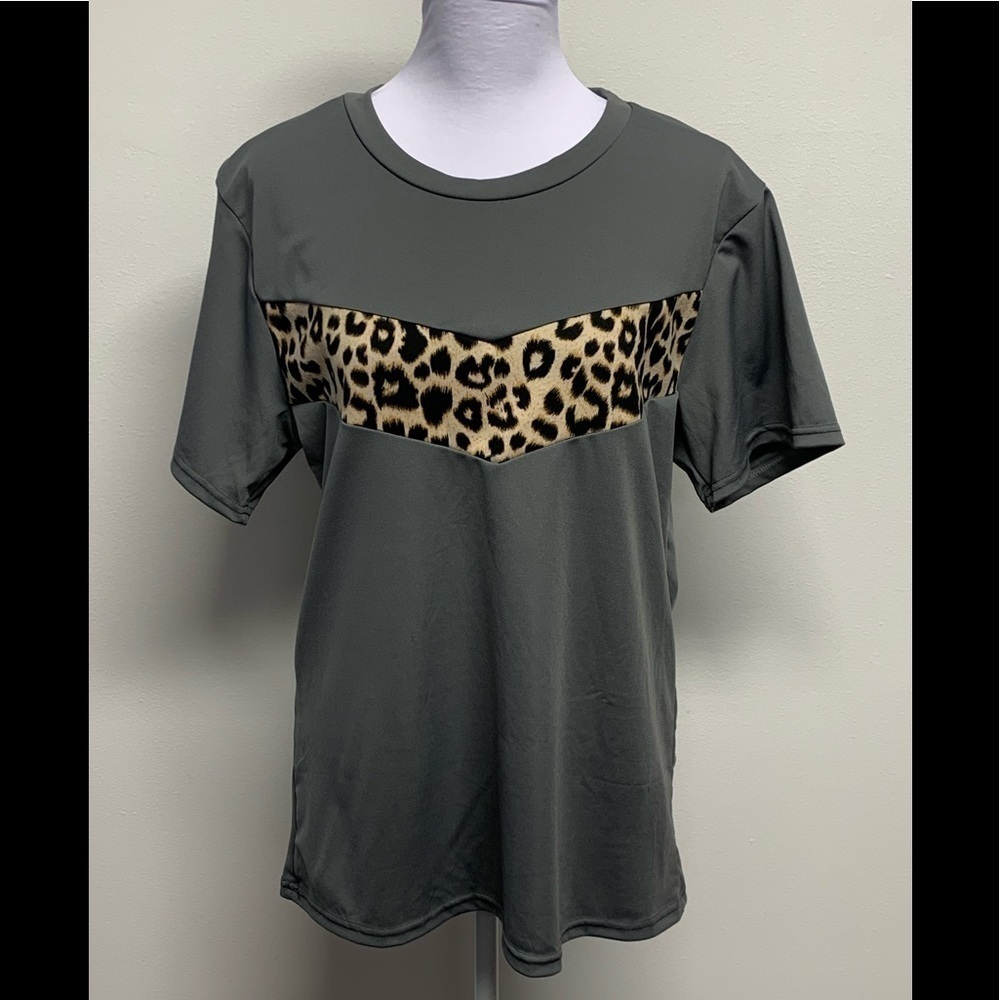 Boohoo Women's Size S-M Gray Animal Print Accent Round Neck Shirt Top